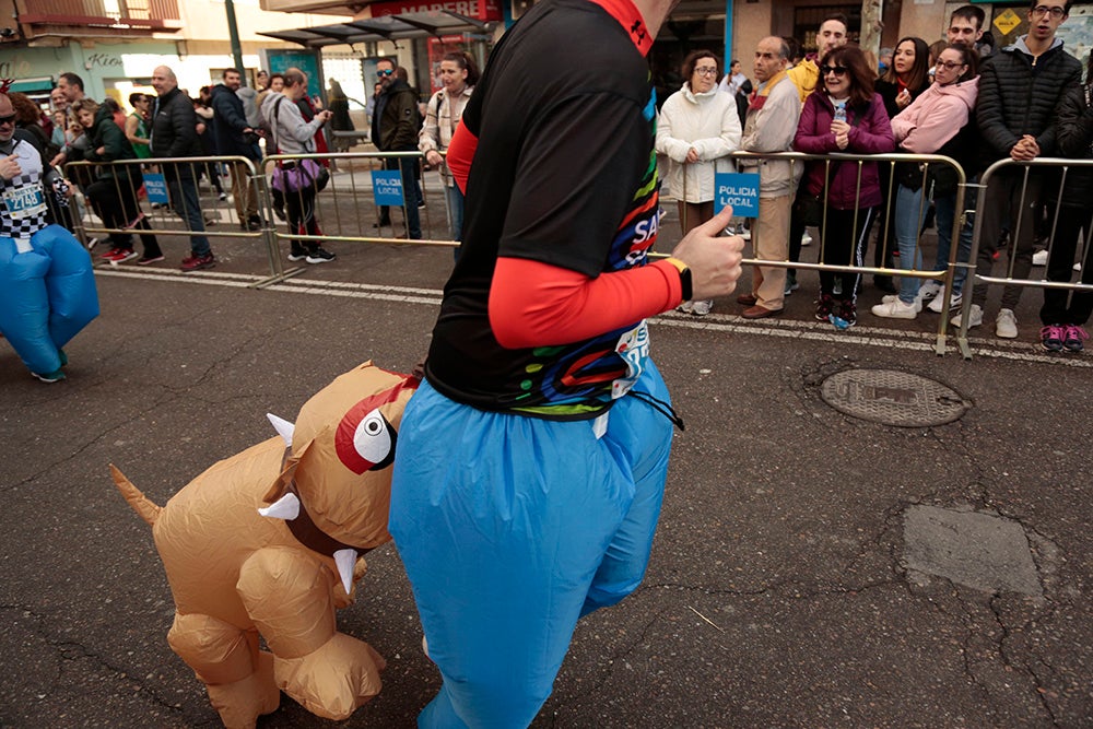 Fotos: Las Arañas ganan el concurso de disfraces de la San Silvestre por delante de Gondoleras y Fregonas