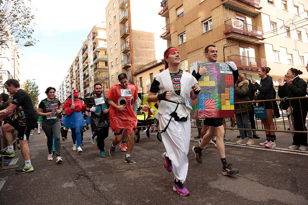 Fotos: Las Arañas ganan el concurso de disfraces de la San Silvestre por delante de Gondoleras y Fregonas