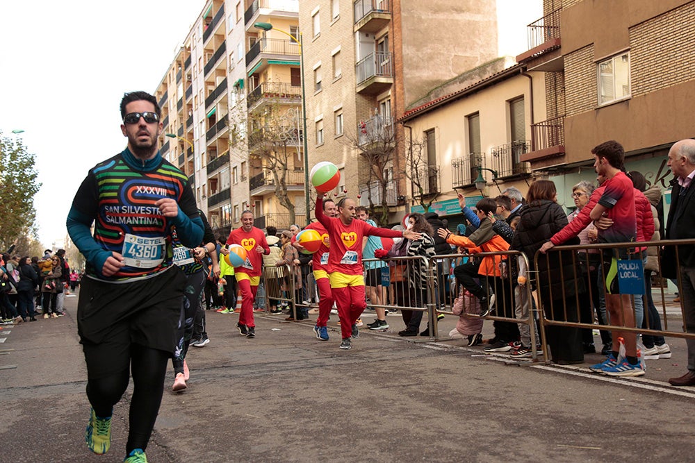 Fotos: Las Arañas ganan el concurso de disfraces de la San Silvestre por delante de Gondoleras y Fregonas