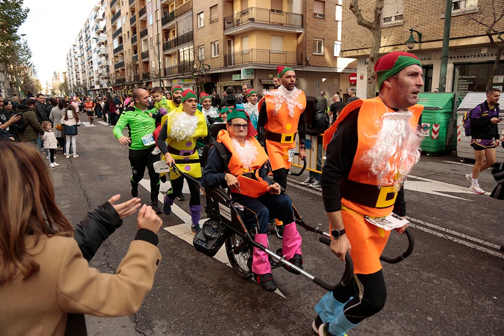 Fotos: Las Arañas ganan el concurso de disfraces de la San Silvestre por delante de Gondoleras y Fregonas