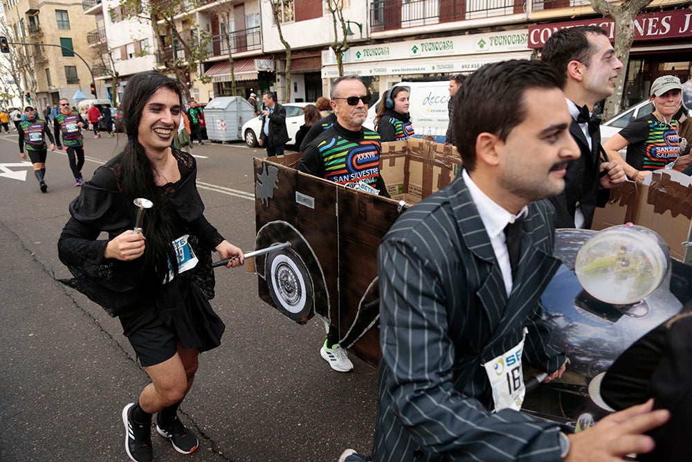 Fotos: Las Arañas ganan el concurso de disfraces de la San Silvestre por delante de Gondoleras y Fregonas