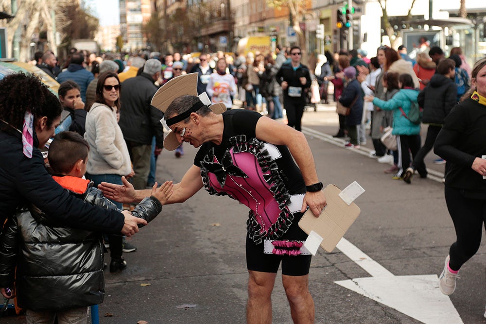 Fotos: Las Arañas ganan el concurso de disfraces de la San Silvestre por delante de Gondoleras y Fregonas