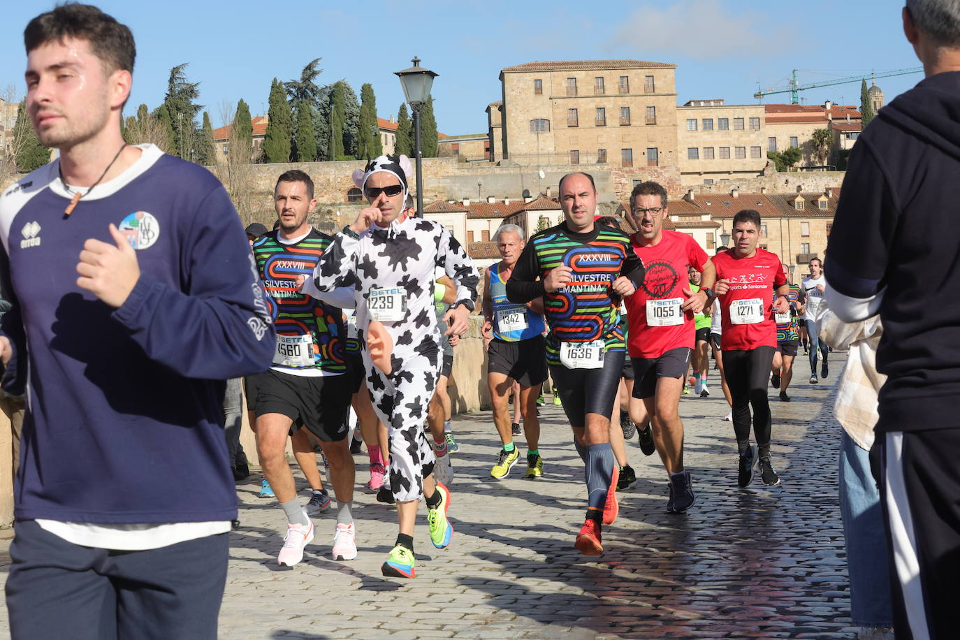 Fotos: Monumental paso de la San Silvestre por el Puente Romano de Salamanca