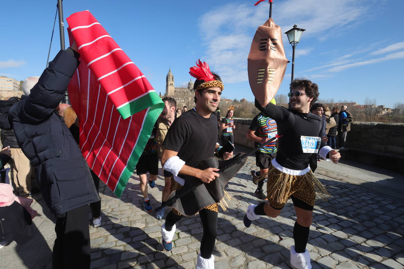 Fotos: Monumental paso de la San Silvestre por el Puente Romano de Salamanca