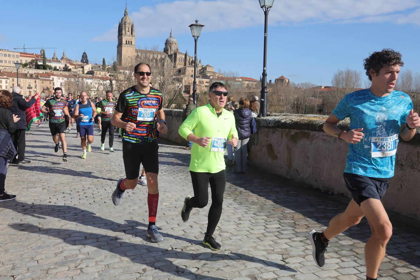 Fotos: Monumental paso de la San Silvestre por el Puente Romano de Salamanca