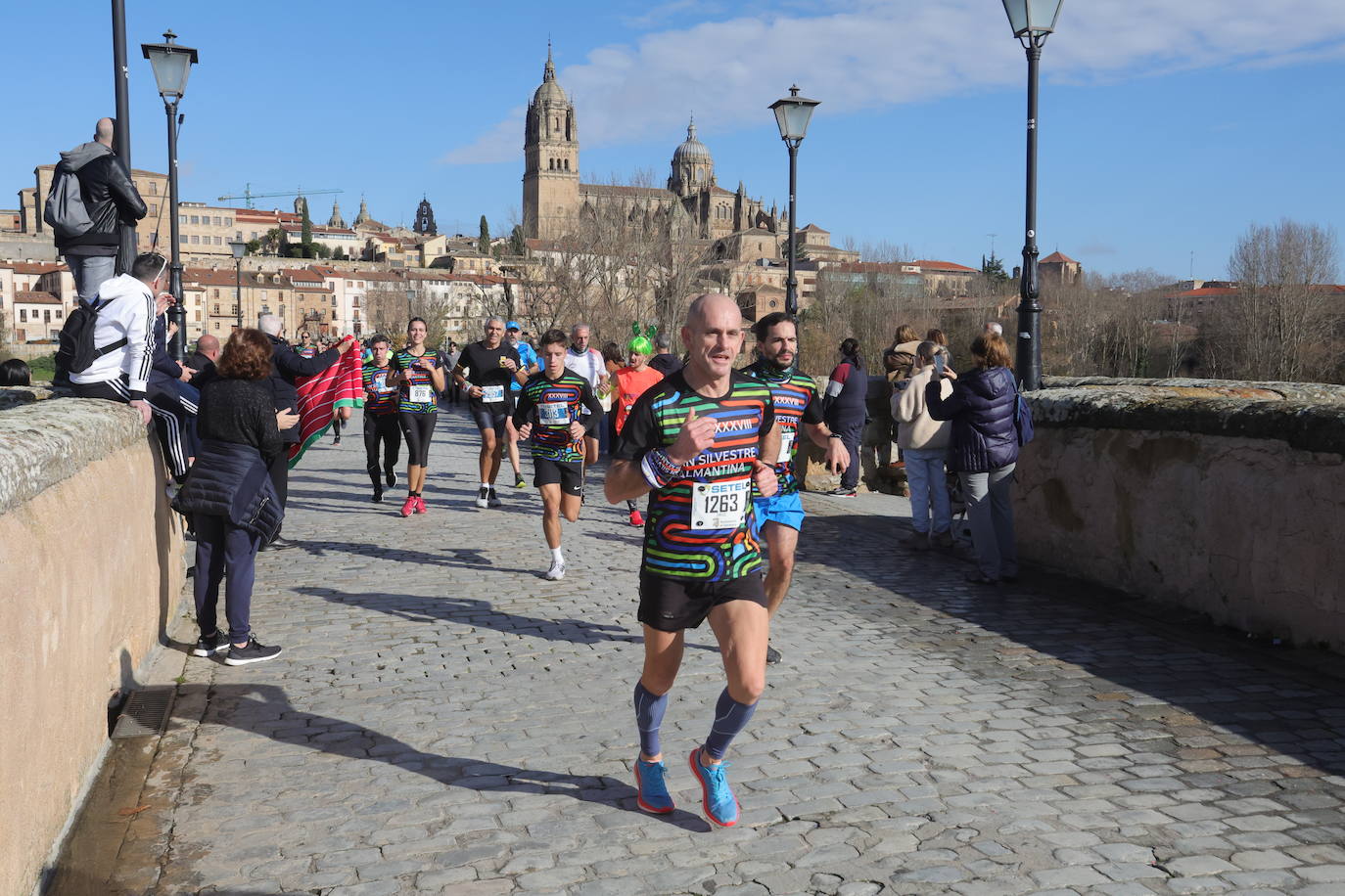 Fotos: Monumental paso de la San Silvestre por el Puente Romano de Salamanca
