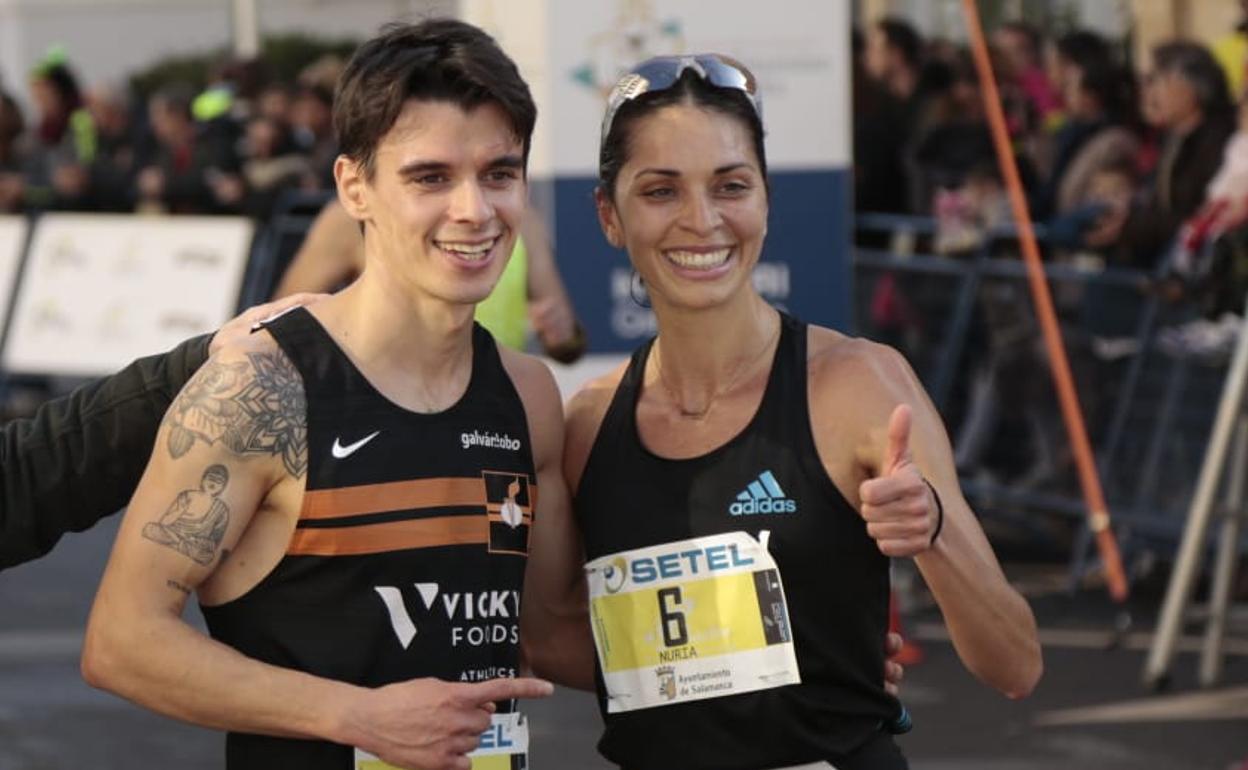 Pablo Sánchez Gómez y Nuria Lugueros posan en la línea de meta. 