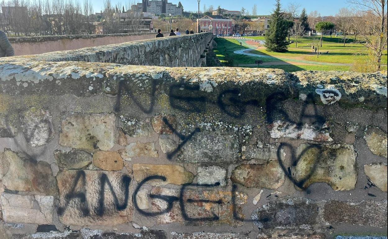 La pintada, antes de ser borrada. 