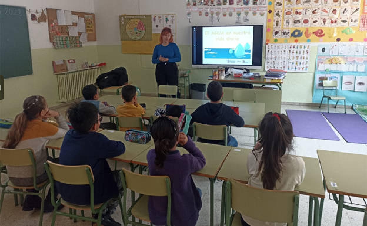 Un grupo de niños participa en uno de los talleres organizados por el Ayuntamiento de Salamanca. 