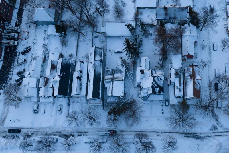 Vista aérea de un barrio de Buffalo este jueves con varios árboles caídos por la ventisca