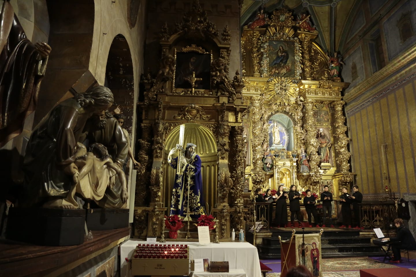 Fotos: Cantores recorren en procesión las calles de Salamanca y elogian la Navidad con un gran concierto