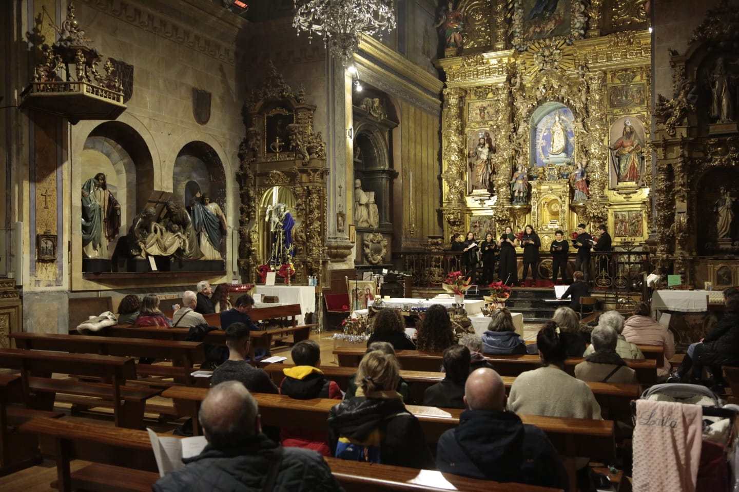 Fotos: Cantores recorren en procesión las calles de Salamanca y elogian la Navidad con un gran concierto