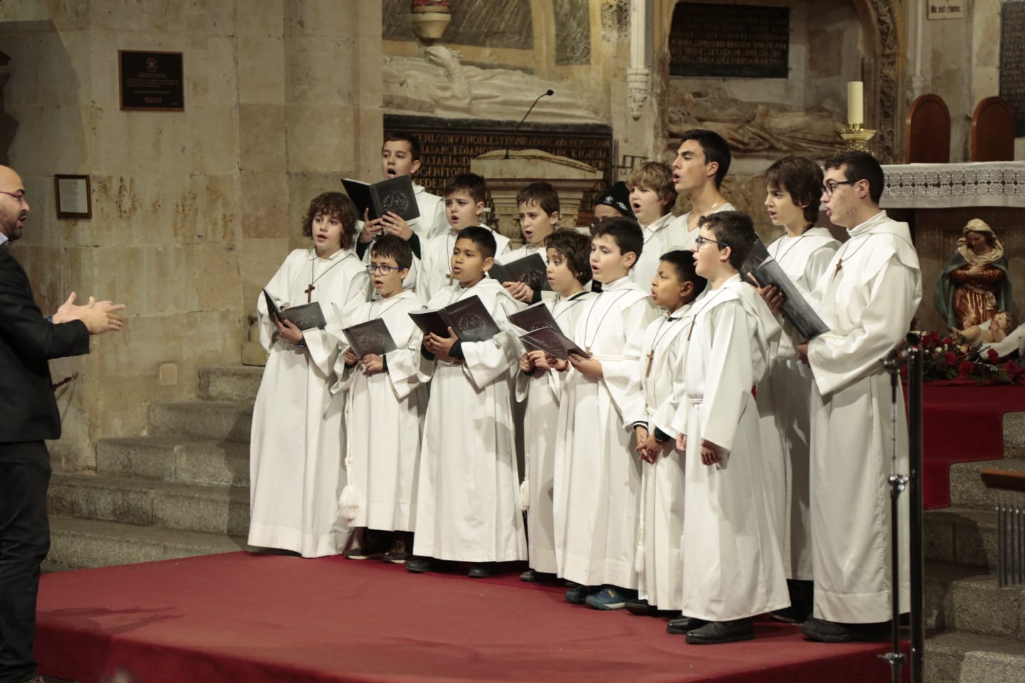 Fotos: Cantores recorren en procesión las calles de Salamanca y elogian la Navidad con un gran concierto