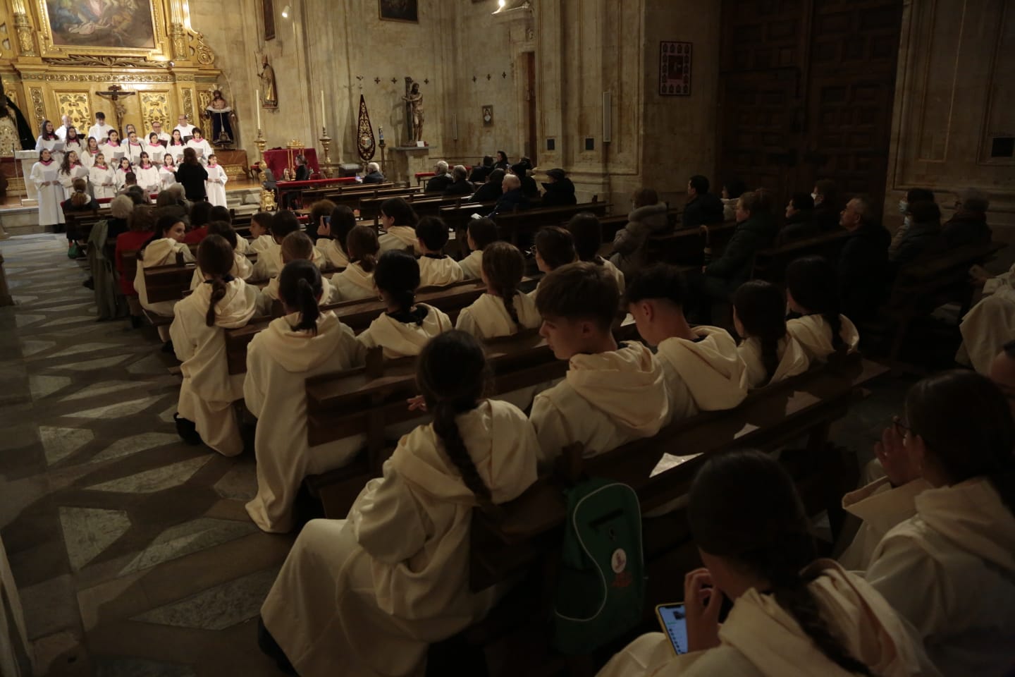 Fotos: Cantores recorren en procesión las calles de Salamanca y elogian la Navidad con un gran concierto