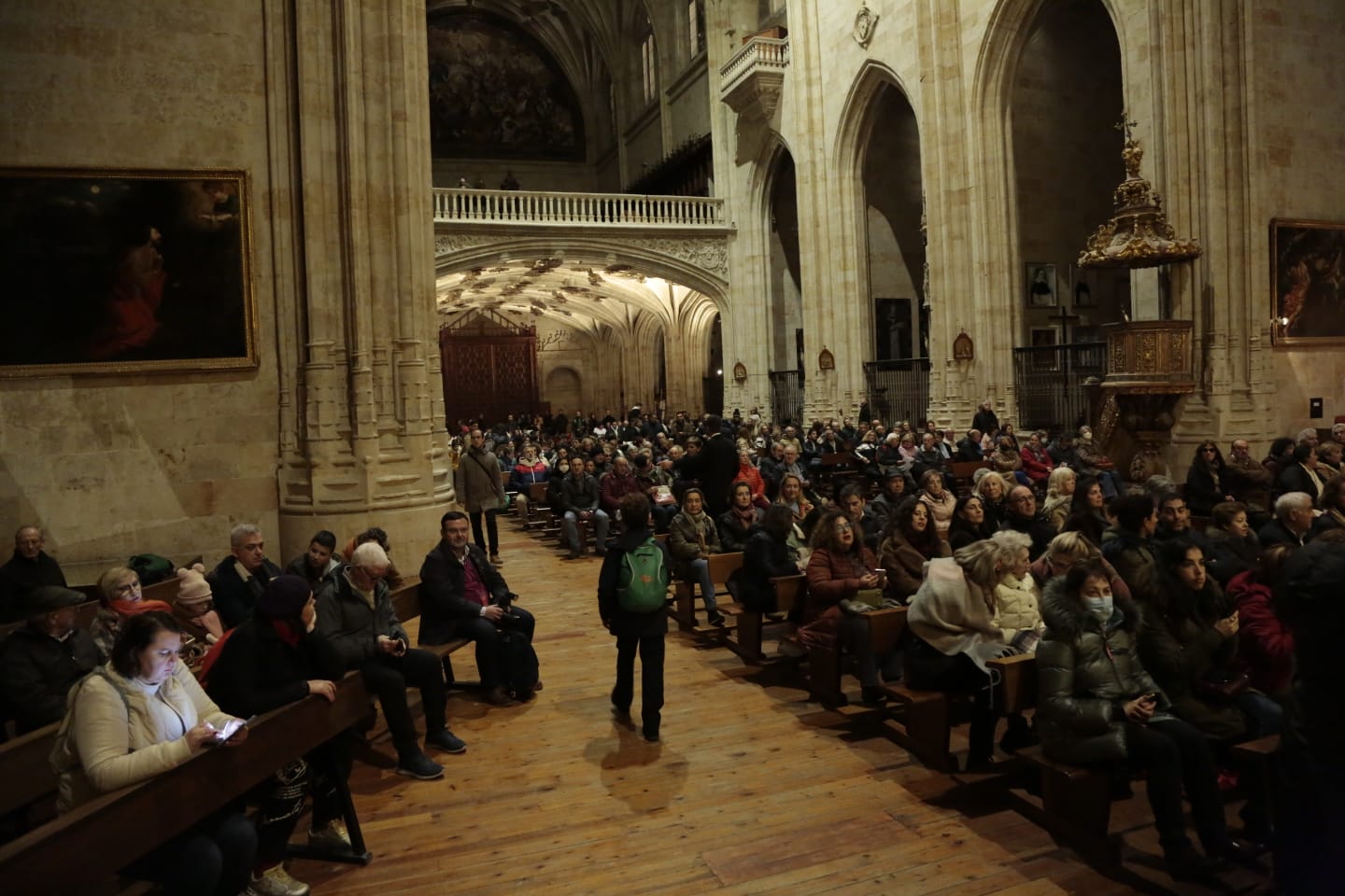 Fotos: Cantores recorren en procesión las calles de Salamanca y elogian la Navidad con un gran concierto
