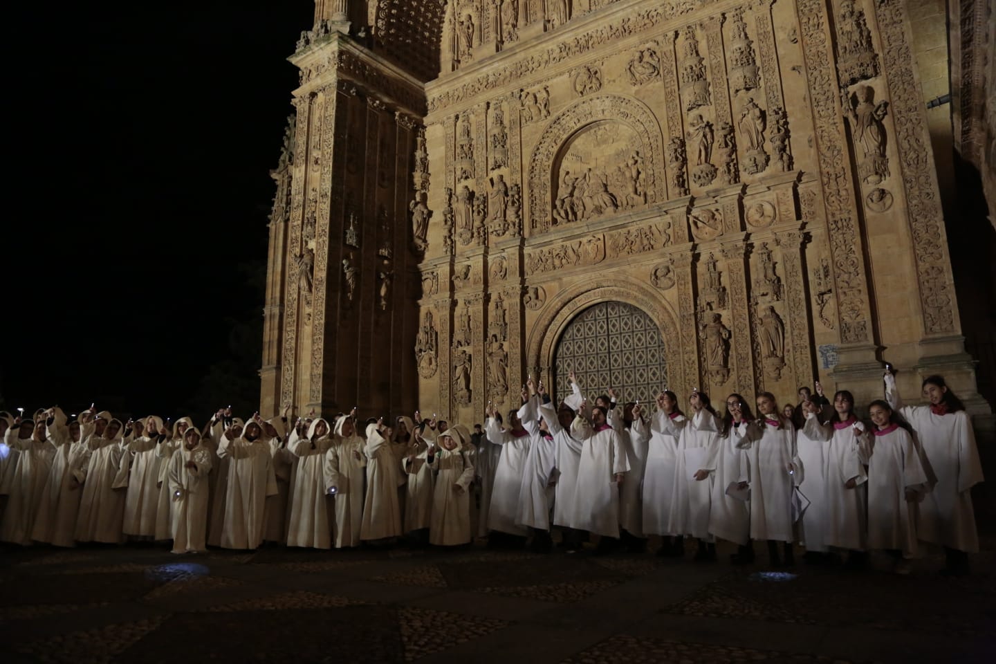 Fotos: Cantores recorren en procesión las calles de Salamanca y elogian la Navidad con un gran concierto
