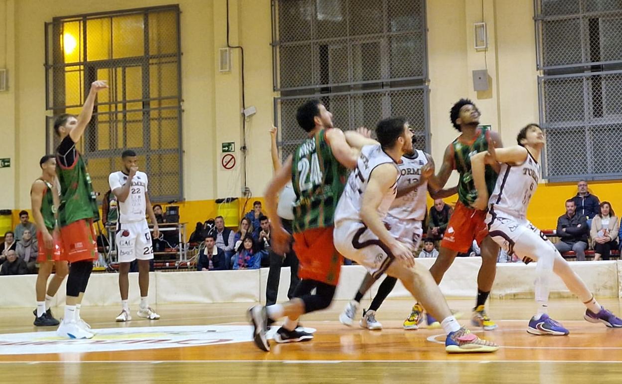 Los jugadores de La Antigua CB Tormes luchando por un rebote tras un tiro libre del CB Morón.