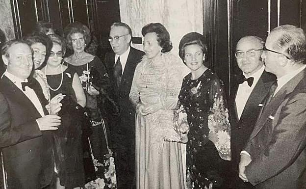 Luis Sánchez-Marcos, primero por la izquierda, junto a su mujer, en la reinauguración del Cinema Salamanca.