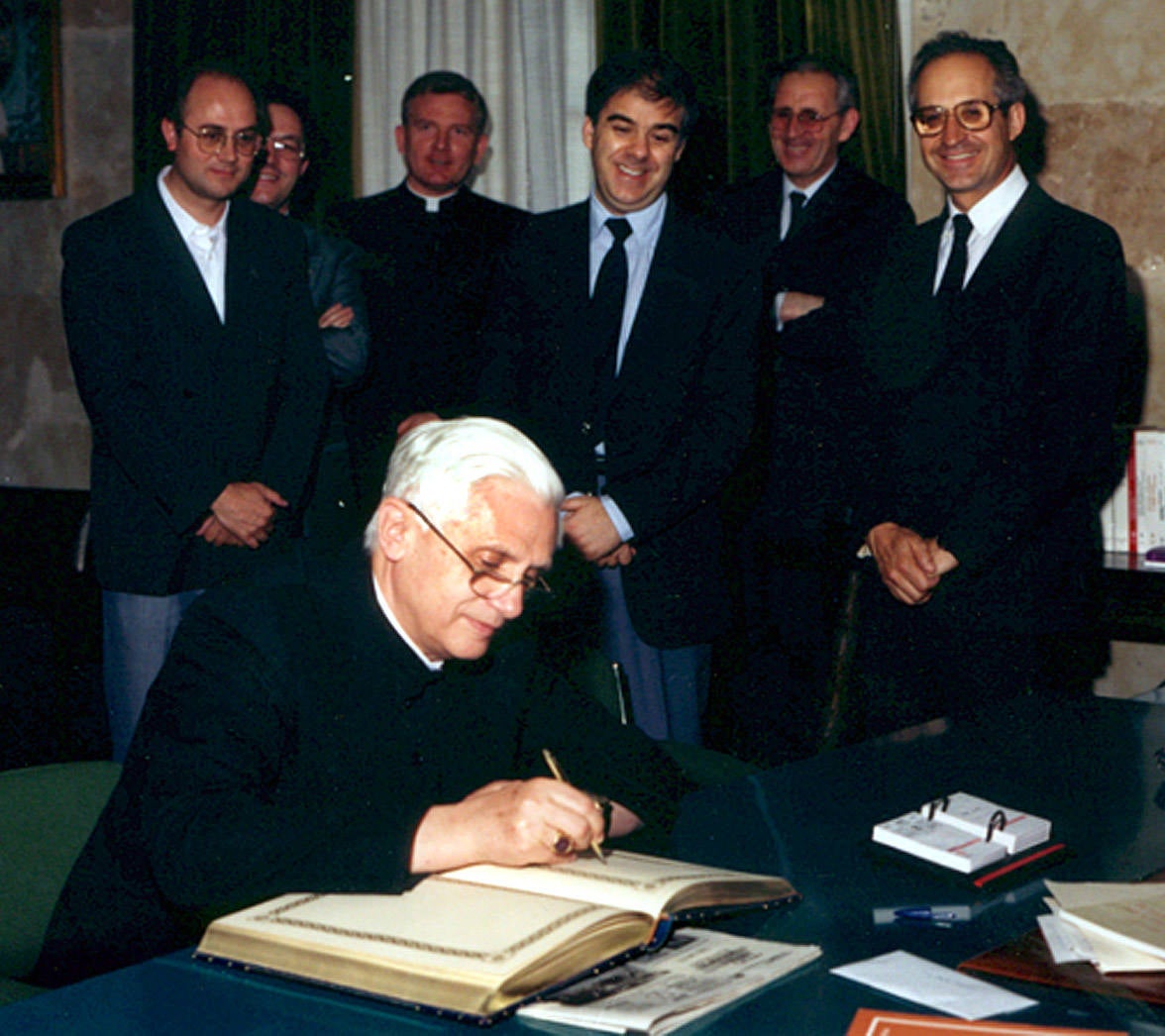 Imagen - El entonces cardenal Joseph Ratzinger firma en el Libro de Oro de la Universidad Pontificia en Salamanca