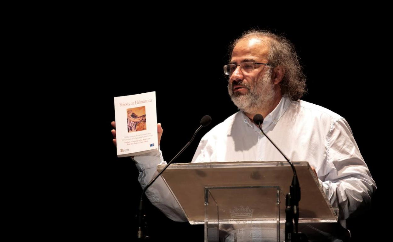 El poeta A. P. Alencart con la antología del XXV Encuentro de Poetas Iberoamericanos. 