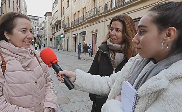 Salmantinos contando sus propósitos de año nuevo. 