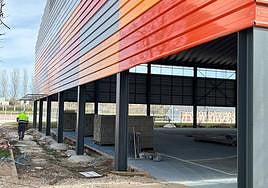 Trabajos de cerramiento de la pista del Complejo Deportivo Exterior municipal de Carbajosa.