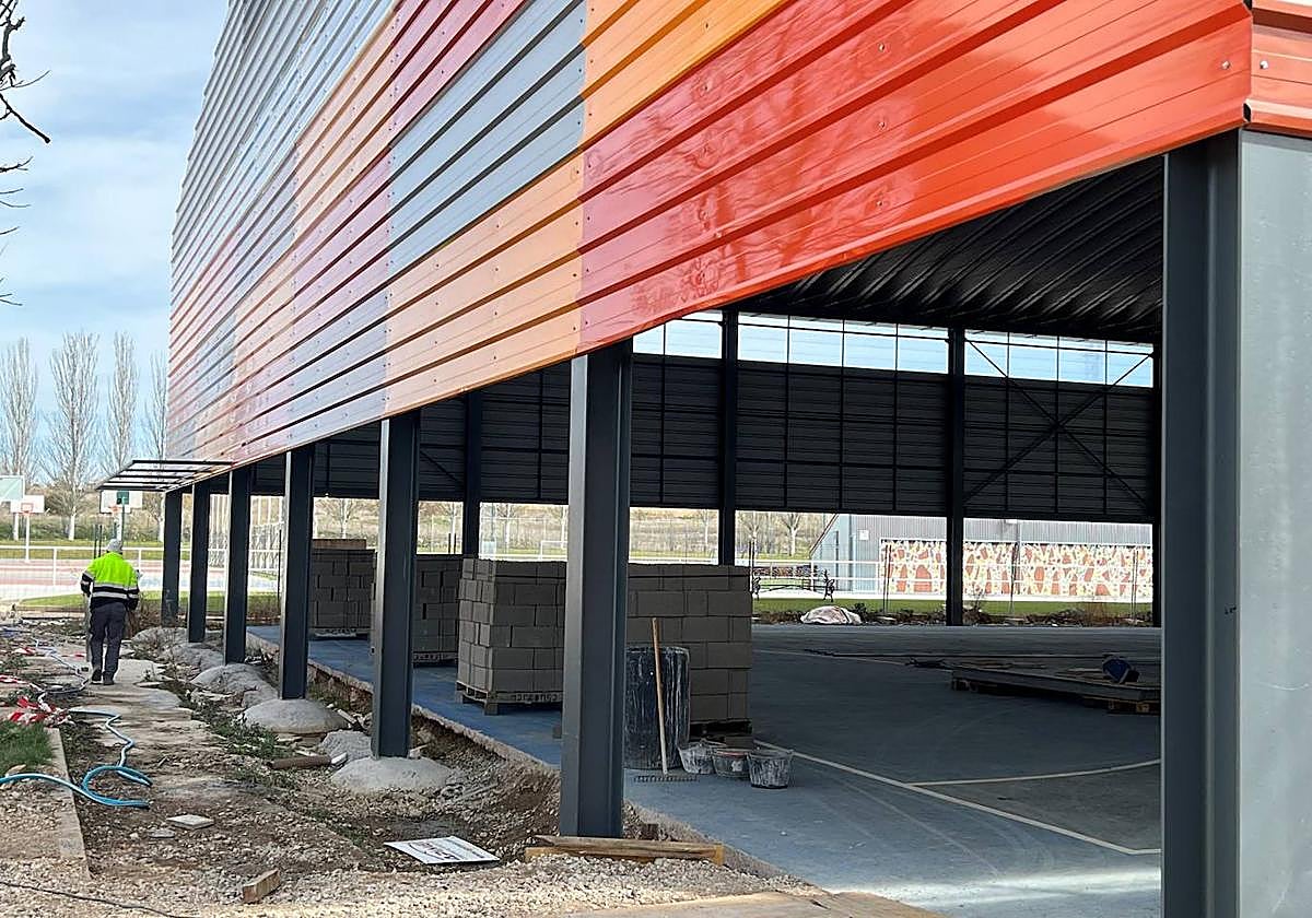 Trabajos de cerramiento de la pista del Complejo Deportivo Exterior municipal de Carbajosa.