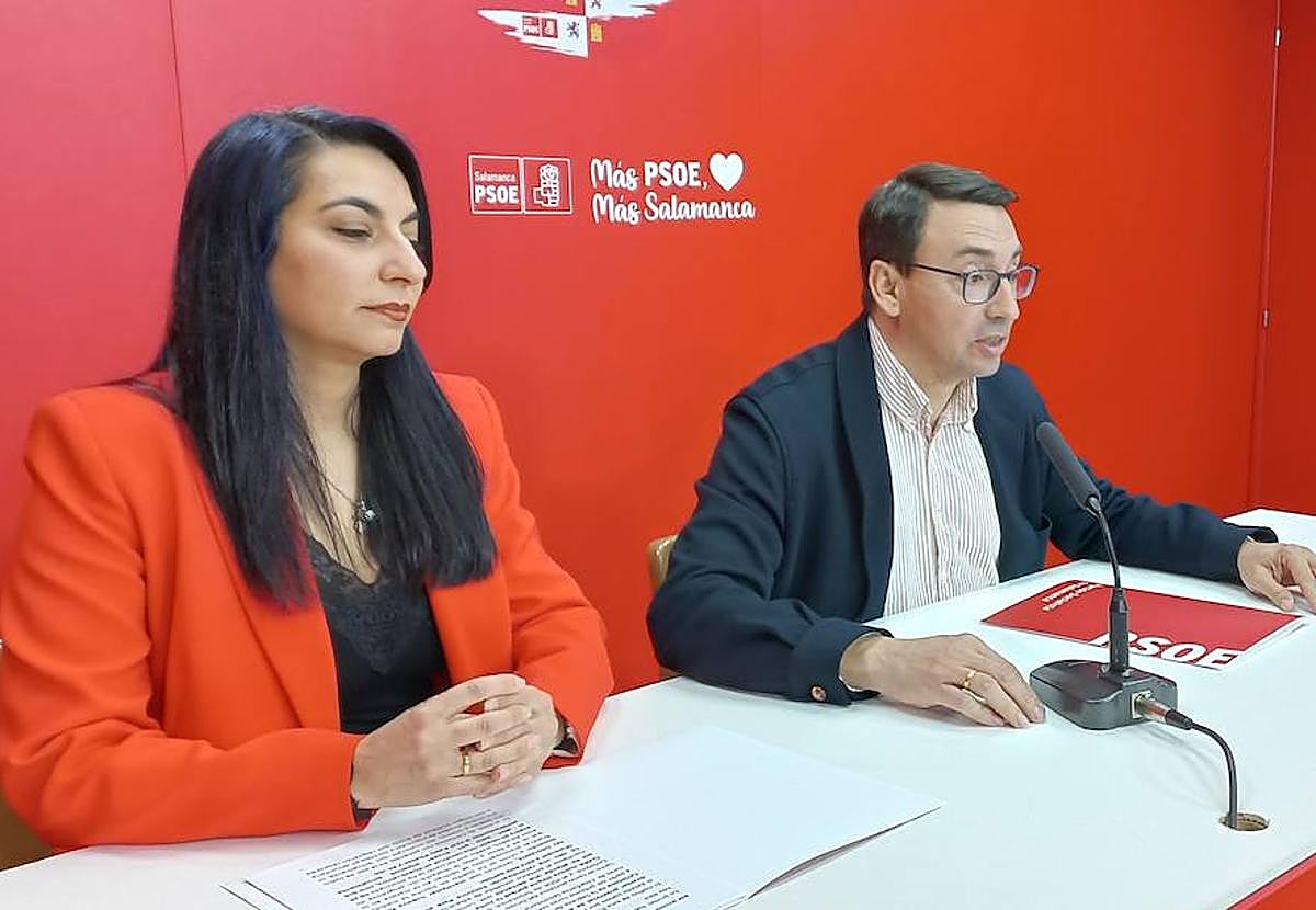 El procurador del PSOE por Salamanca Fernando Pablos y la portavoz del Grupo Municipal Socialista en el Ayuntamiento de Carbajosa, Sara Sánchez.