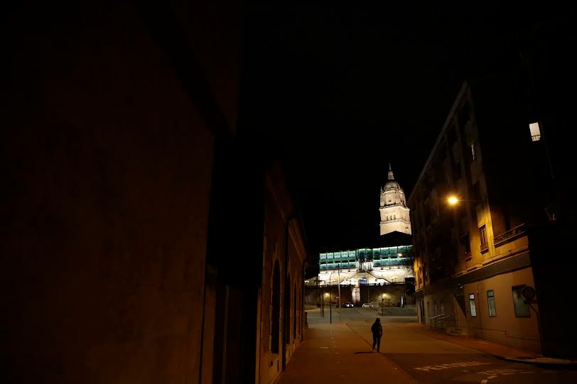 Así cambia Salamanca cuando falta la luz del día