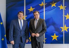 El presidente de la Junta, junto al vicepresidente de la Comisión Europa, Margaritis Schimas.
