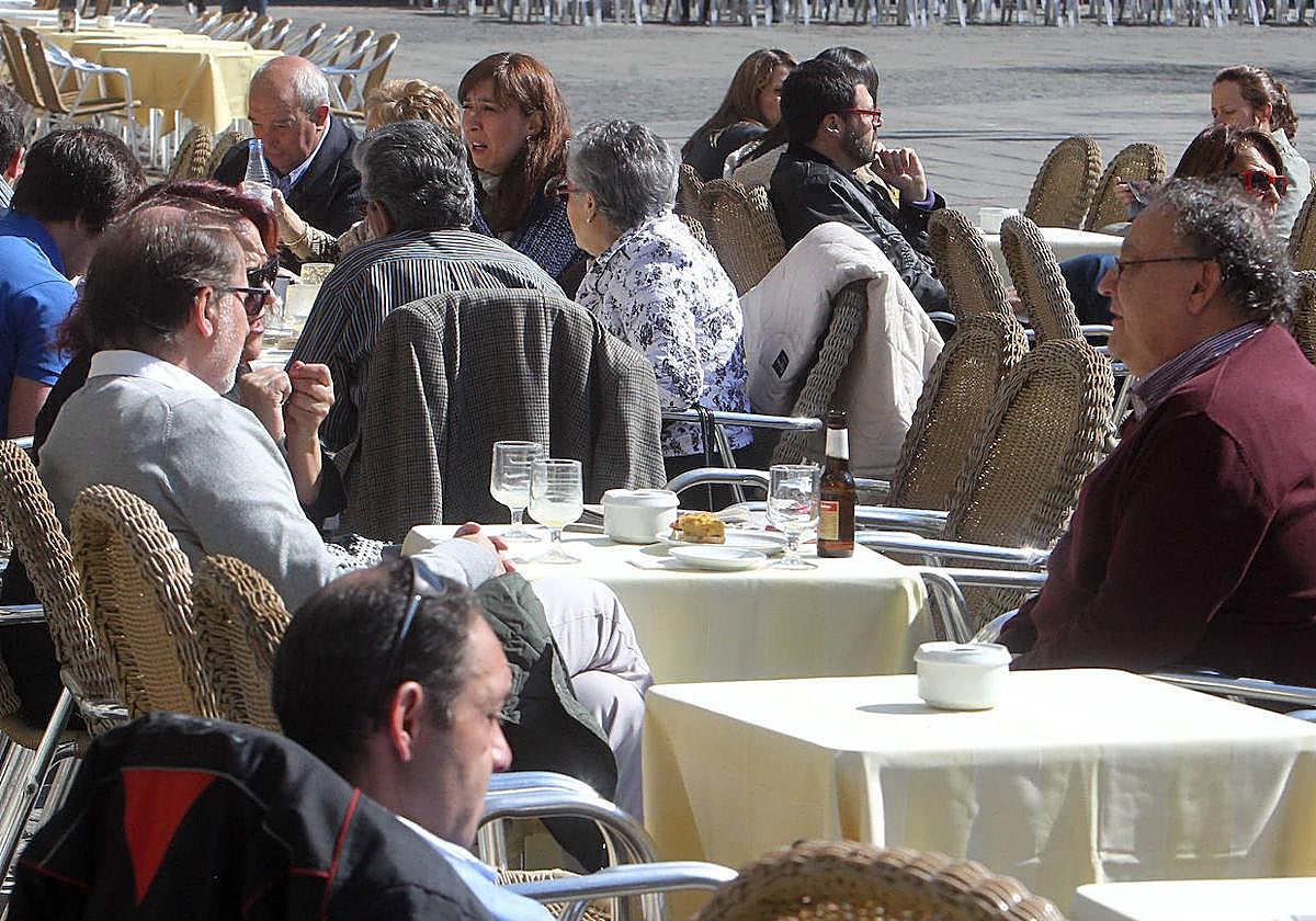 Turistas disfrutan del buen tiempo en una terraza en la Plaza Mayor de Salamanca.