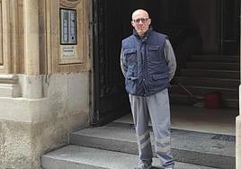 Heliodoro Velasco, delante del portal del inmueble que atiende como portero.