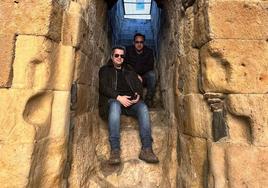 Iker Jiménez y Tomás Hijo en la Cueva de Salamanca.