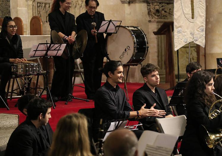 El acto ha contado con la Banda de Música de Villamayor y la Banda de Cornetas y Tambores del Cristo del Amor y de la Paz