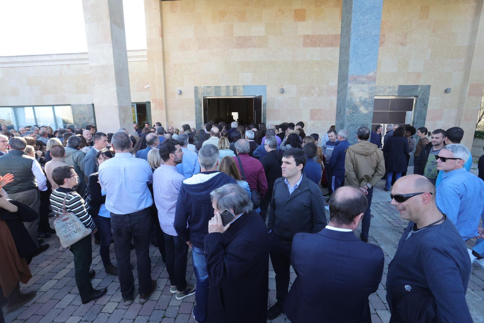 Multitudinario adiós a Ángel Basas y su hijo Carlos en Salamanca