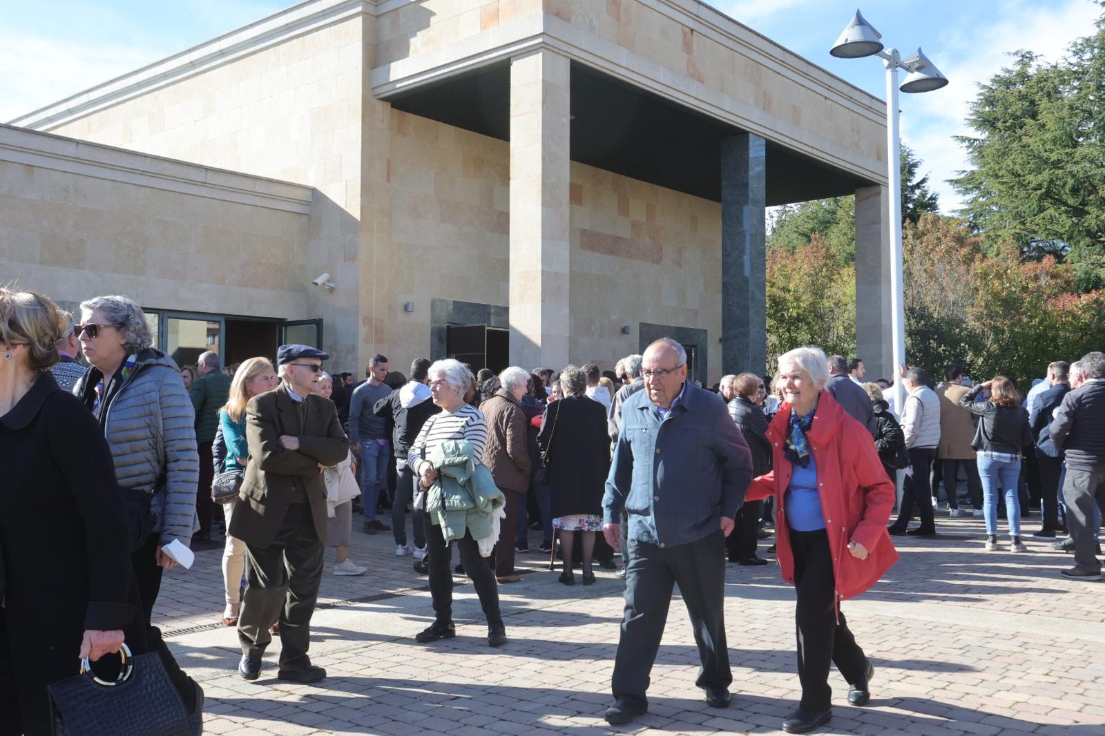 Multitudinario adiós a Ángel Basas y su hijo Carlos en Salamanca