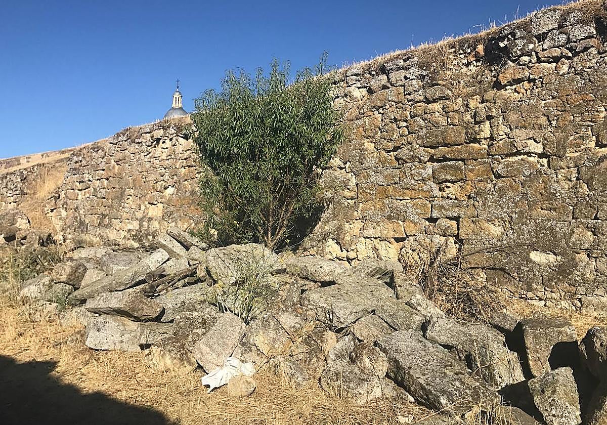 Escombros caídos en una parte de la muralla de Ciudad Rodrigo.
