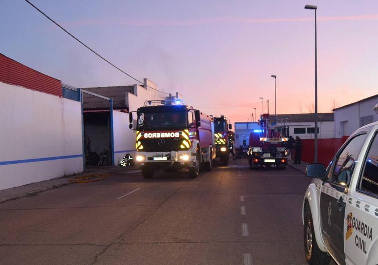Un incendio en una fábrica de Peñaranda hace saltar todas las alarmas