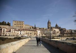 Turistas caminan por el Puente Romano de Salamanca.