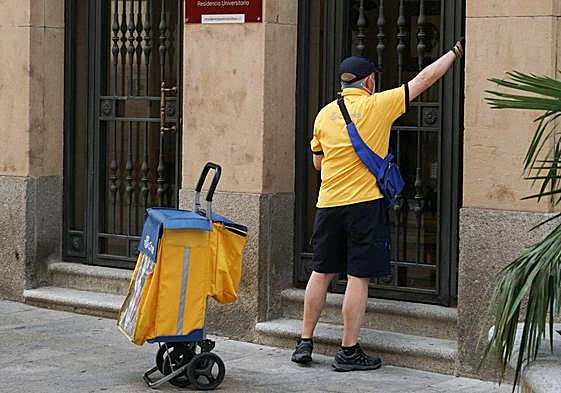 Un trabajador de Correos en el centro de Salamanca.