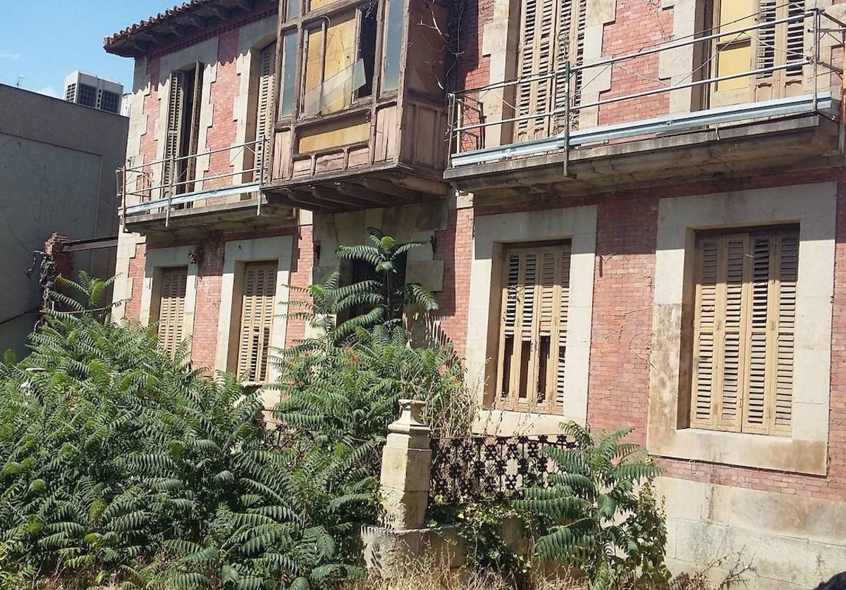 Palacete abandonado en el Paseo de la Estación.