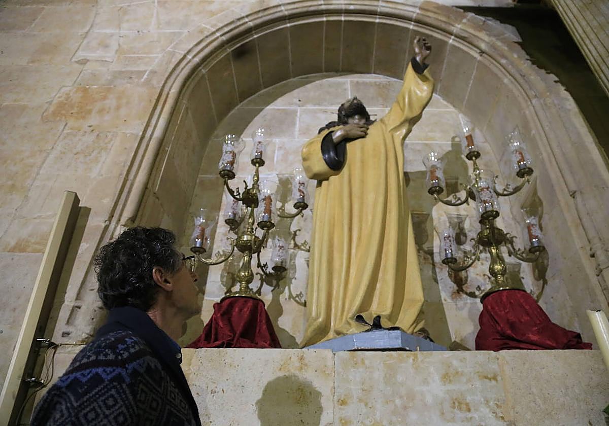 Eufemio Dosuna ante de una de las imágenes de la hermandad.