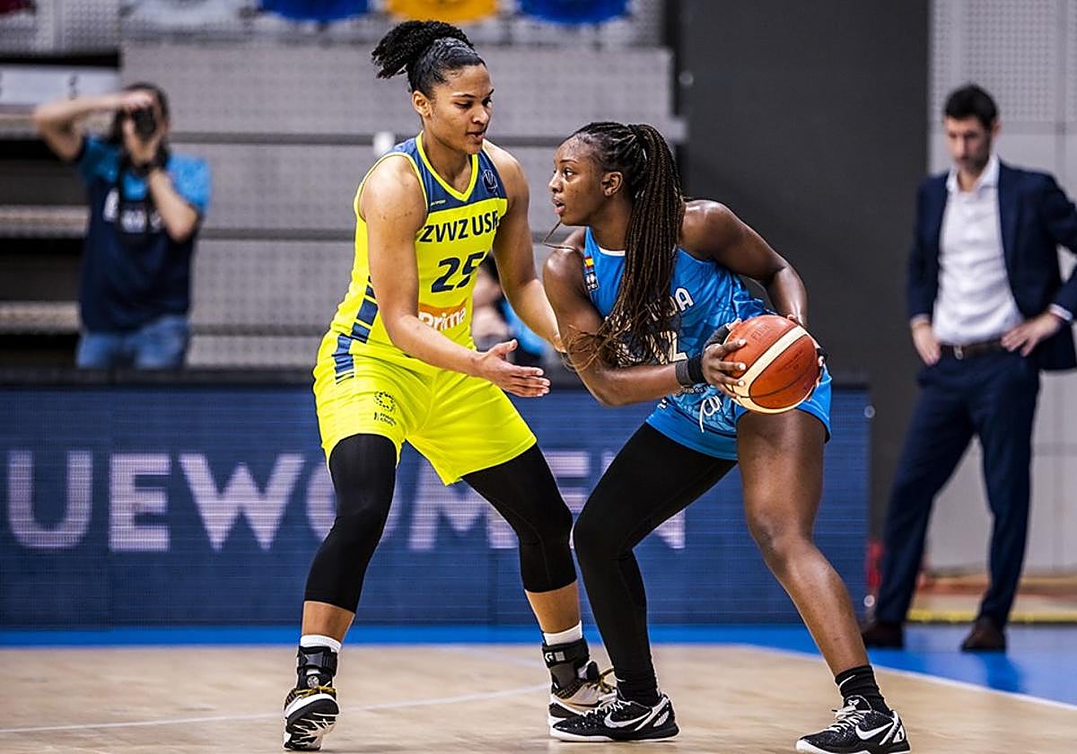 Pepe Vázquez, al fondo, observa una acción del partido.