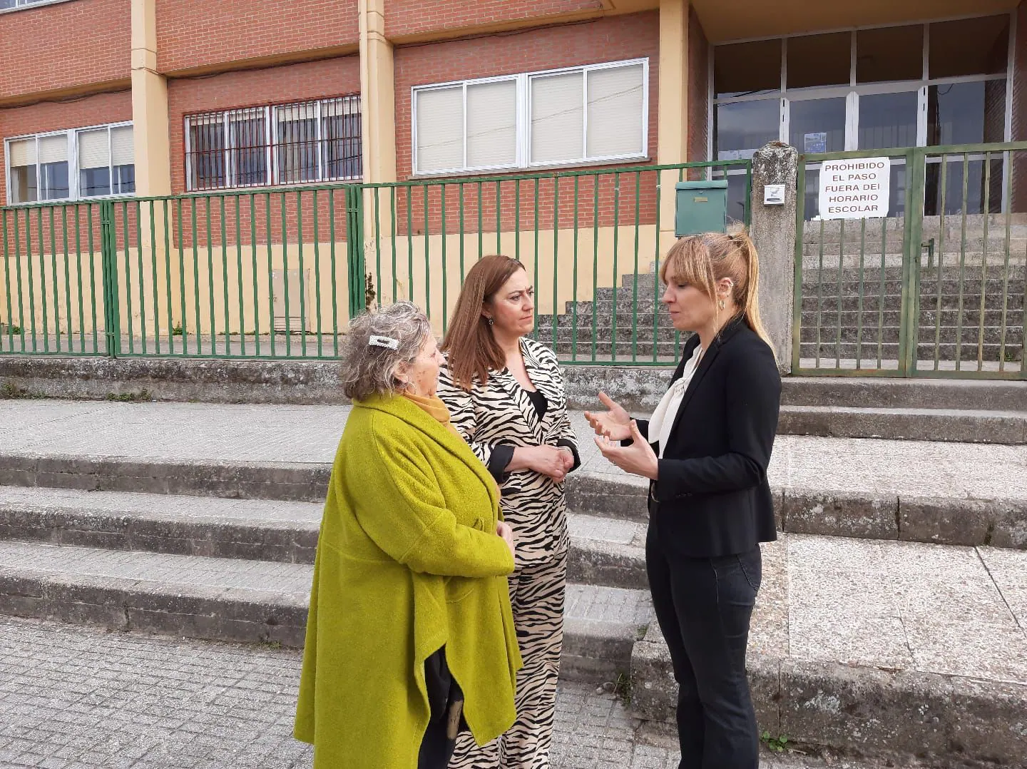 Virginia Barcones, Patricia Martín y Encarnación Pérez en el municipio de Ledesma.