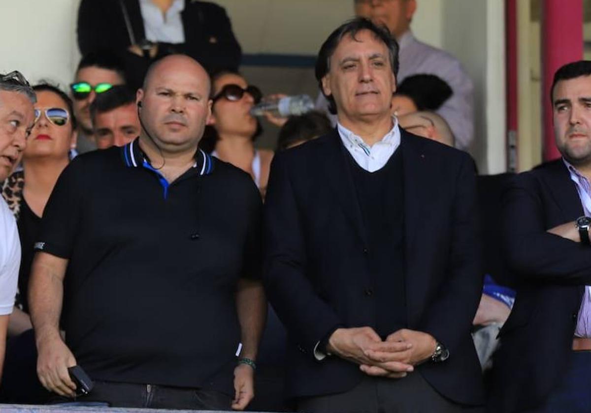 El alcalde Salamanca, junto al presidente del Salamanca UDS Manuel Lovato, en el palco del estadio Helmántico.