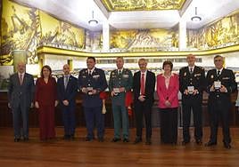 El rector de la USAL junto con los representantes de los organismos que recibieron las medallas.