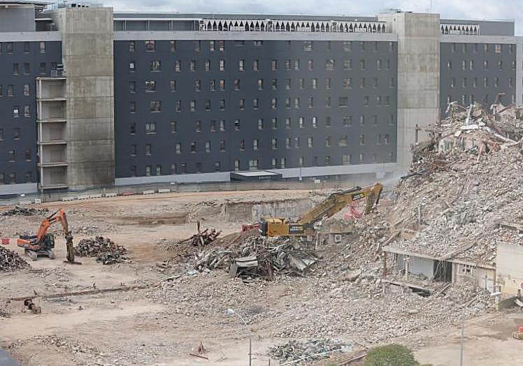 Imagen principal - Las máquinas reducen a escombros el Clínico, que ya solo es historia de Salamanca
