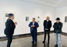 Yolanda Carbajales explica la técnica que emplea en sus obras.