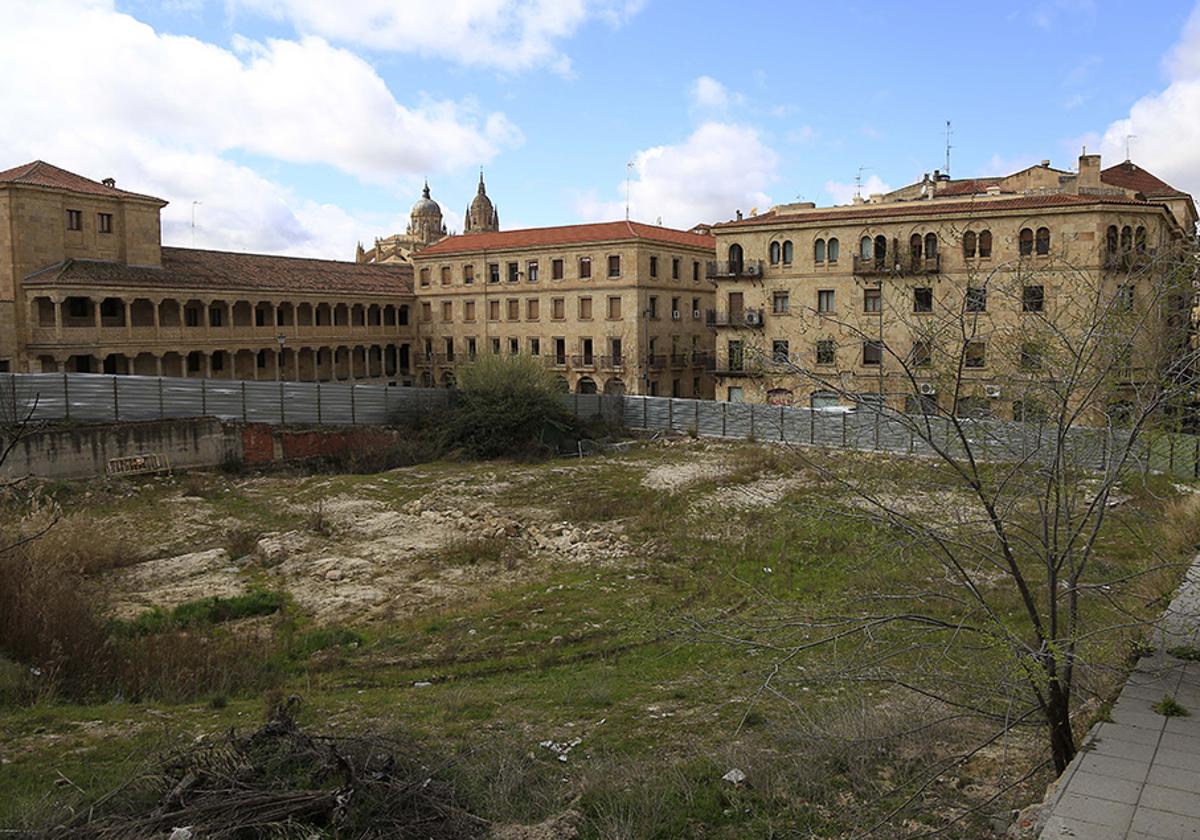 El solar del antiguo teatro Bretón, vacía desde el derribo del edificio cultural.