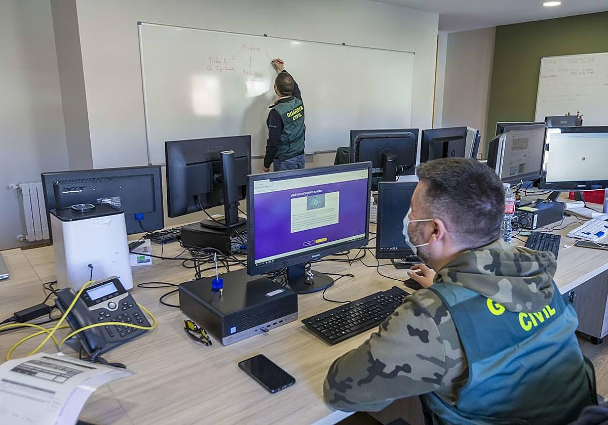 Agentes de la Guardia Civil trabajando